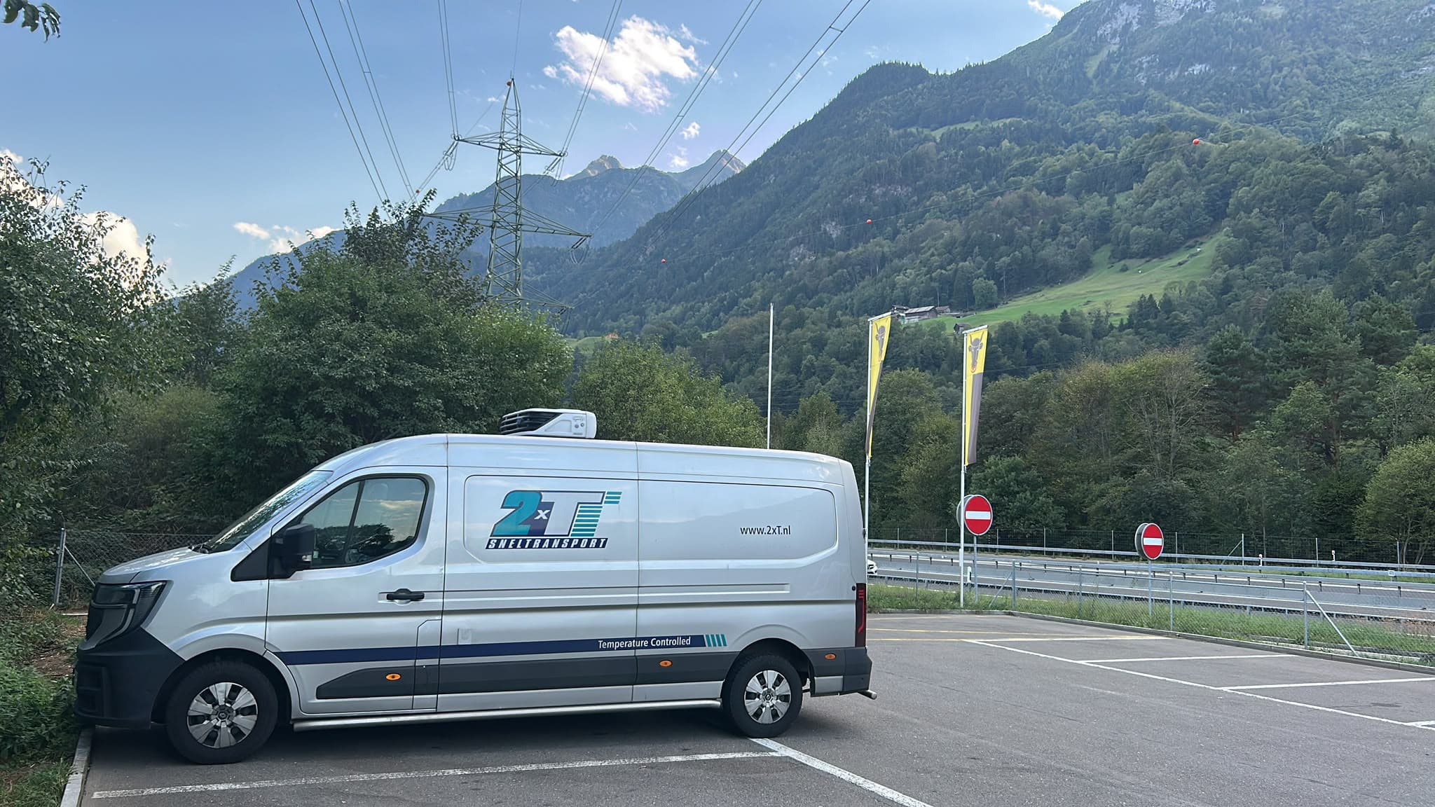 Gekoelde Renault Master van 2xT onderweg in de Alpen