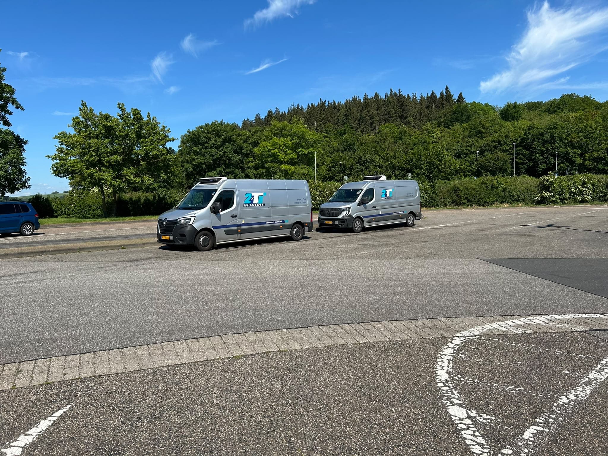 Twee gekoelde Renault Master L3H2-bestelwagens van 2xT Sneltransport